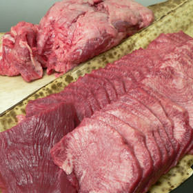 商品画像：焼肉用の人気黒毛和牛　松阪牛、黒タン丸まる一本カット