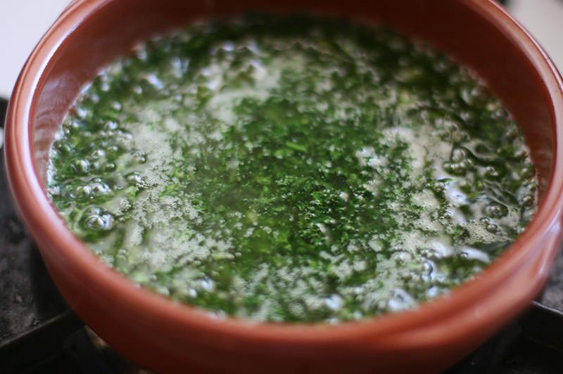 牛タンとたっぷりパセリの爽やかアヒージョ