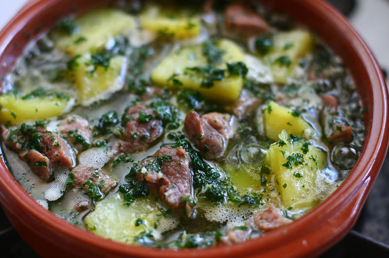 牛タンとたっぷりパセリの爽やかアヒージョ