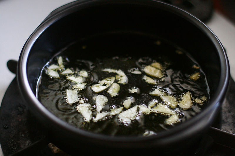 牛タンとピクルスのトマトアヒージョ