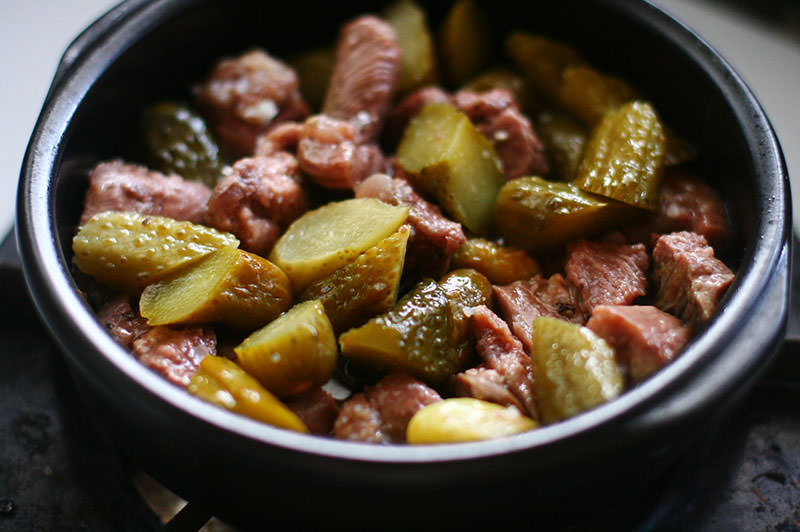 牛タンとピクルスのトマトアヒージョ