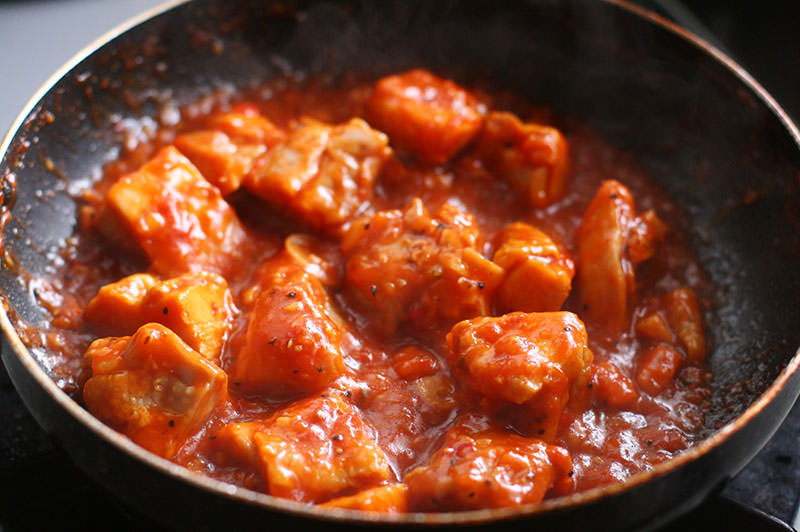 鶏のトマト煮で鶏チリ