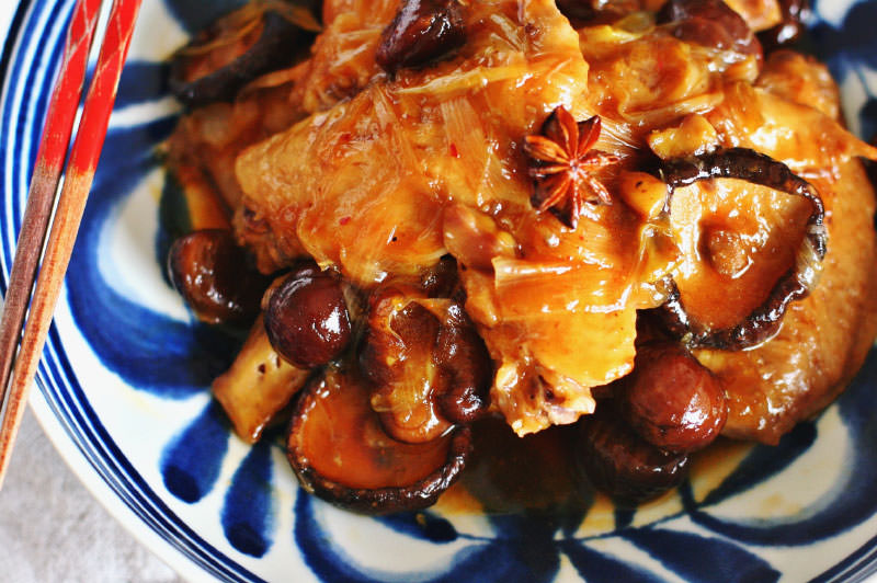 鶏手羽と栗の中華煮込み