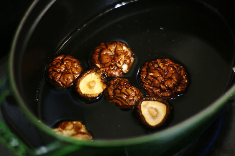 鶏手羽と栗の中華煮込み