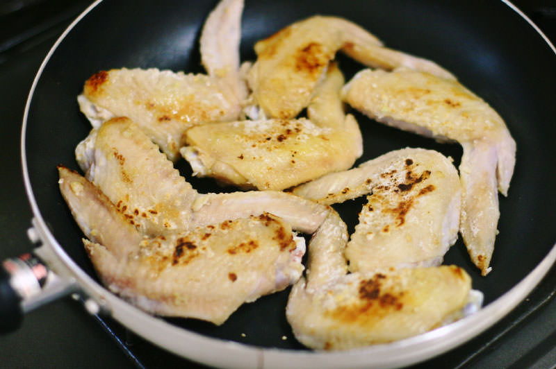 鶏手羽と栗の中華煮込み