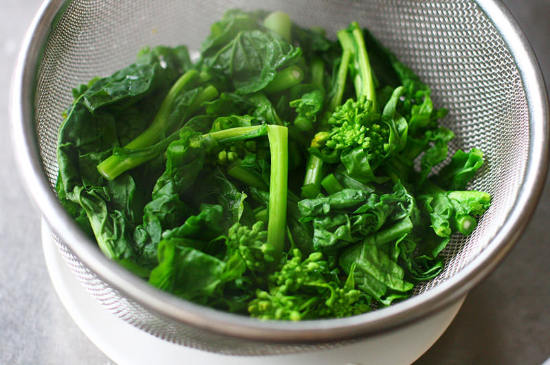 鶏の味噌コンフィと菜の花のふわふわ卵炒め