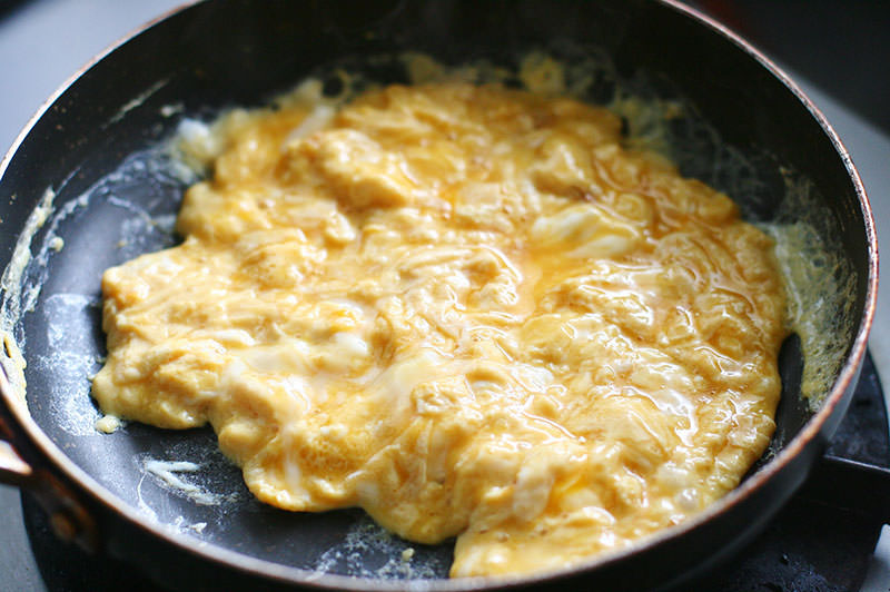 鶏の味噌コンフィと菜の花のふわふわ卵炒め