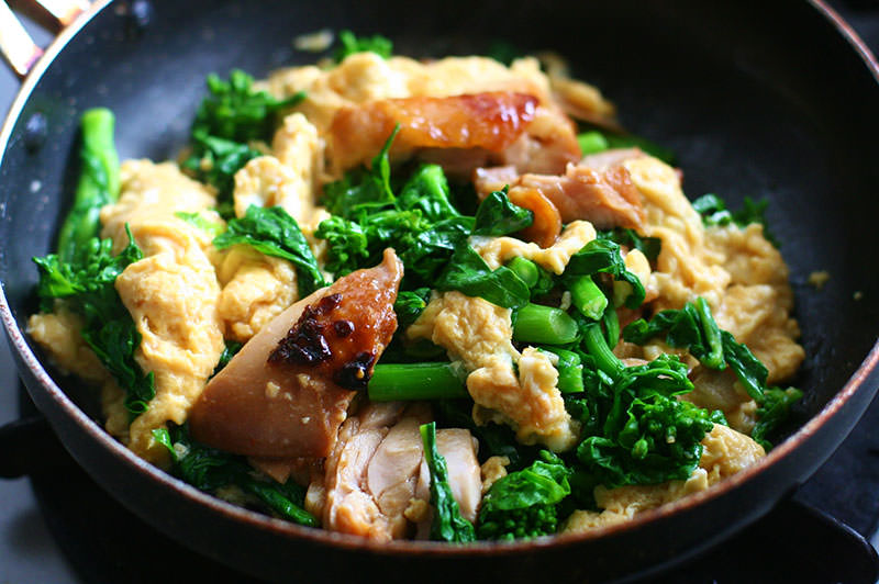 鶏の味噌コンフィと菜の花のふわふわ卵炒め