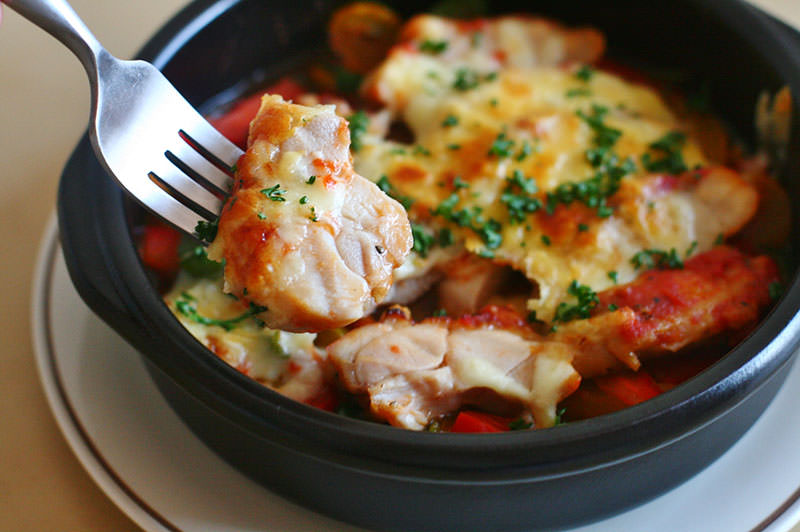 鶏のトマト煮とパプリカのチーズ焼き