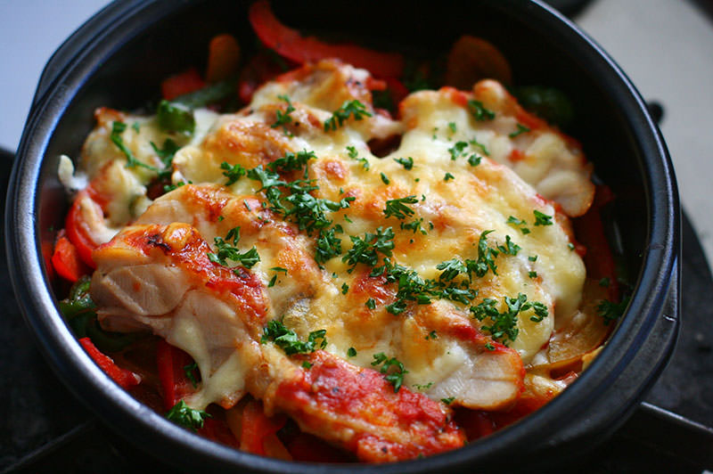 鶏のトマト煮とパプリカのチーズ焼き