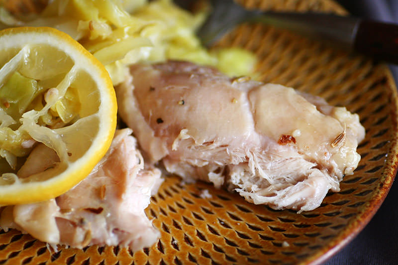 鶏のコンフィとキャベツのレモンスパイス蒸し