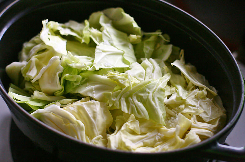 鶏のコンフィとキャベツのレモンスパイス蒸し