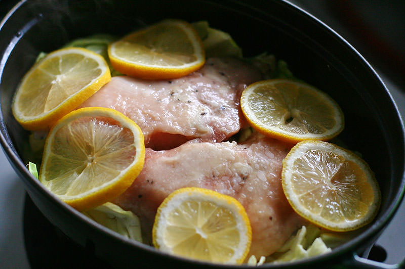 鶏のコンフィとキャベツのレモンスパイス蒸し