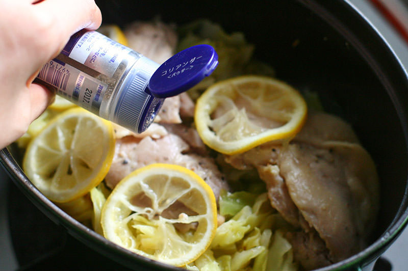 鶏のコンフィとキャベツのレモンスパイス蒸し