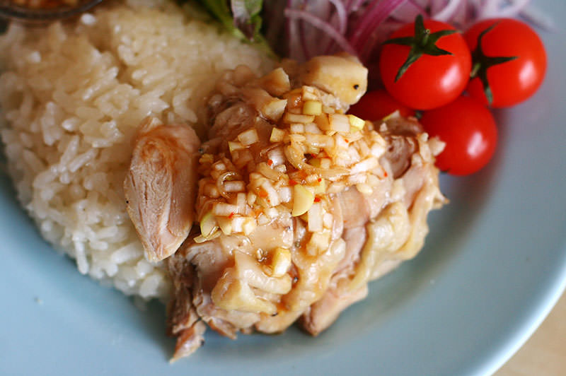 鶏の塩コンフィでシンガポール風チキンライス