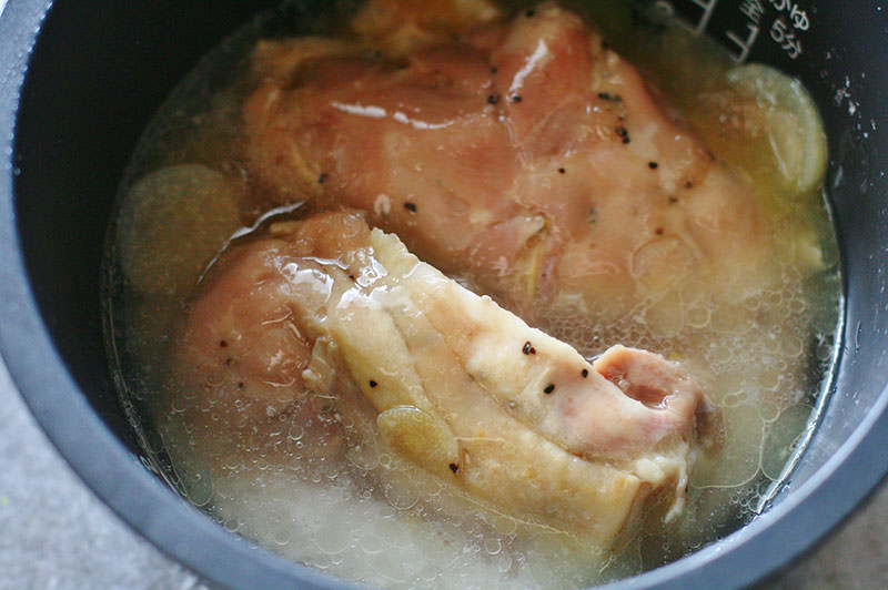 鶏の塩コンフィでシンガポール風チキンライス