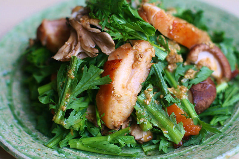 鶏の味噌コンフィ、春菊、きのこのおかずサラダ