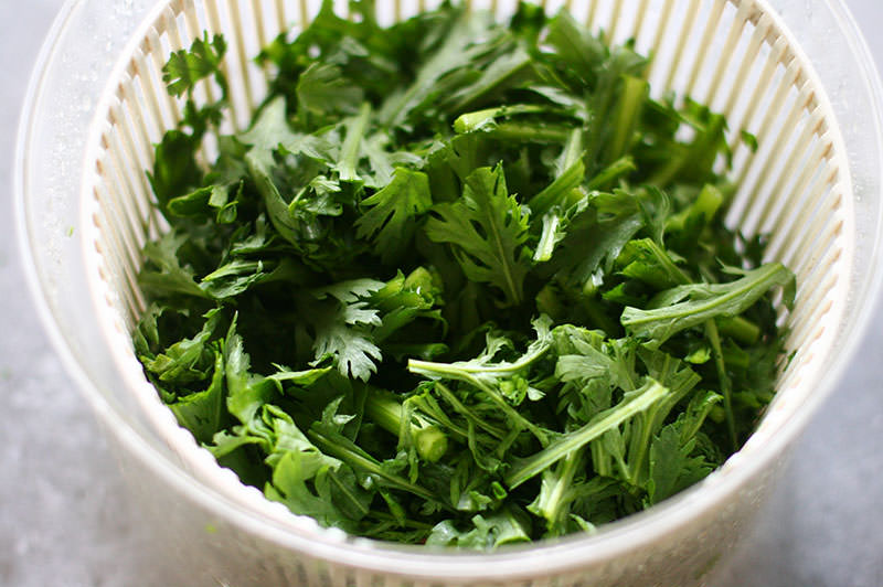 鶏の味噌コンフィ、春菊、きのこのおかずサラダ