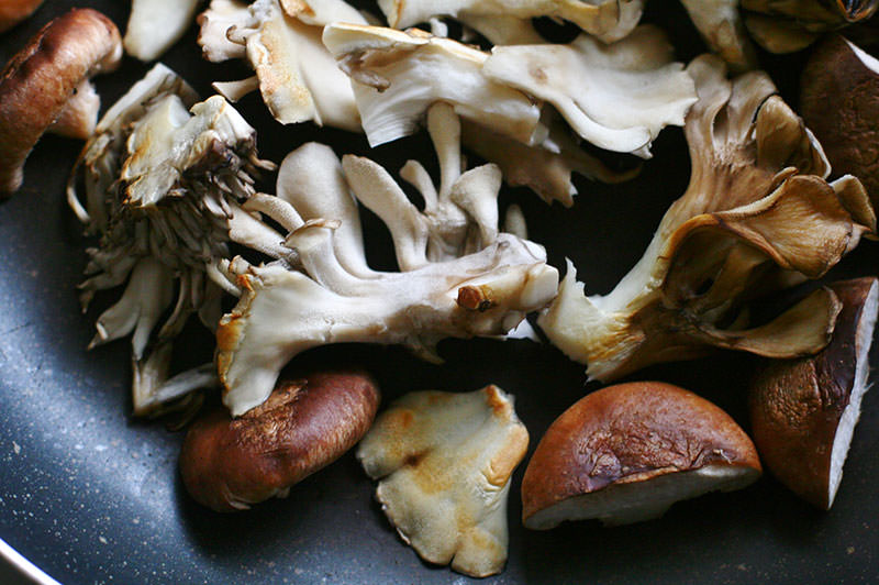 鶏の味噌コンフィ、春菊、きのこのおかずサラダ