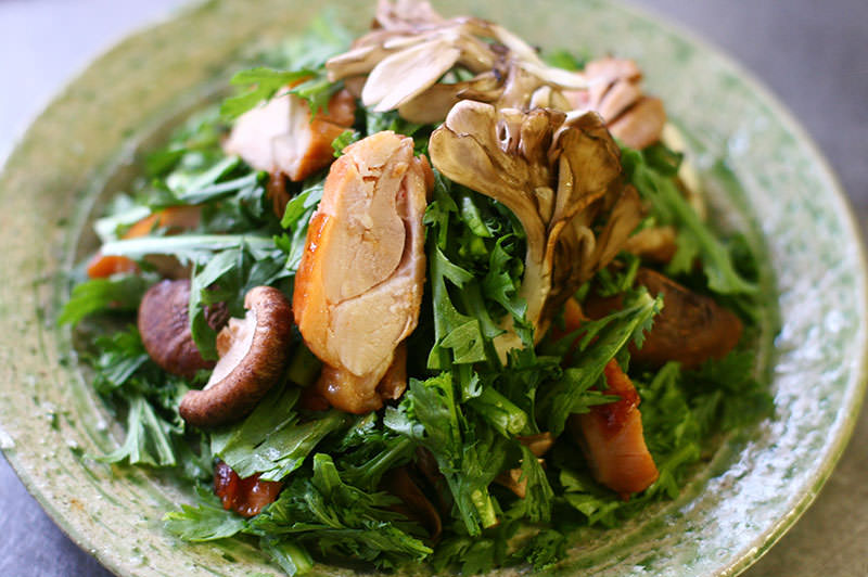 鶏の味噌コンフィ、春菊、きのこのおかずサラダ