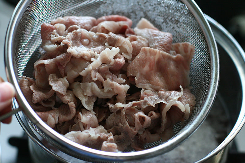 牛しゃぶと真っ赤なスープの冷やし中華