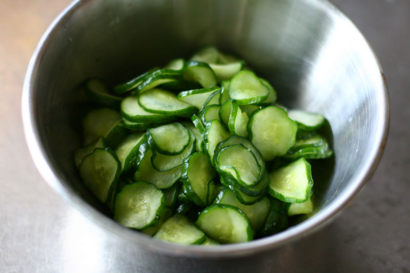 牛しゃぶと真っ赤なスープの冷やし中華