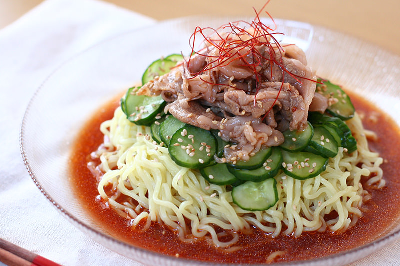 牛しゃぶと真っ赤なスープの冷やし中華