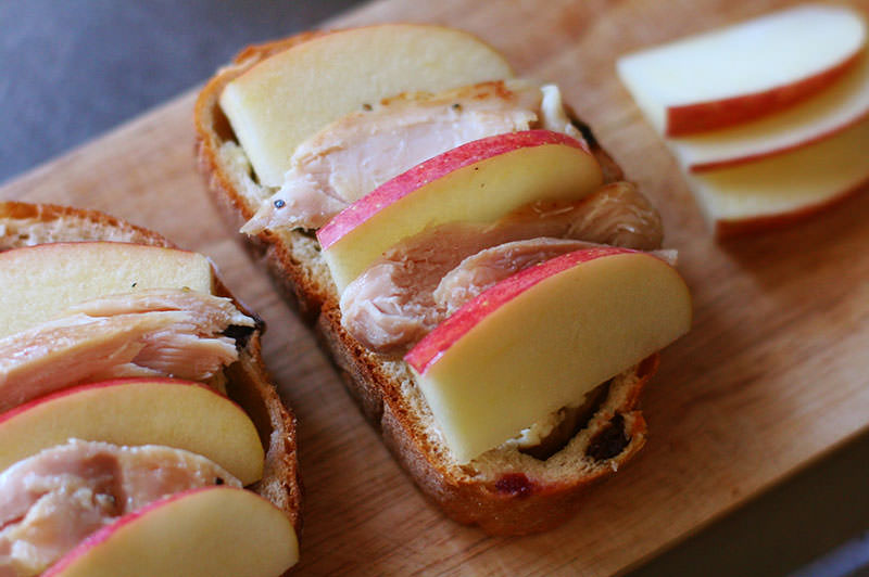 鶏のコンフィでオープンサンド