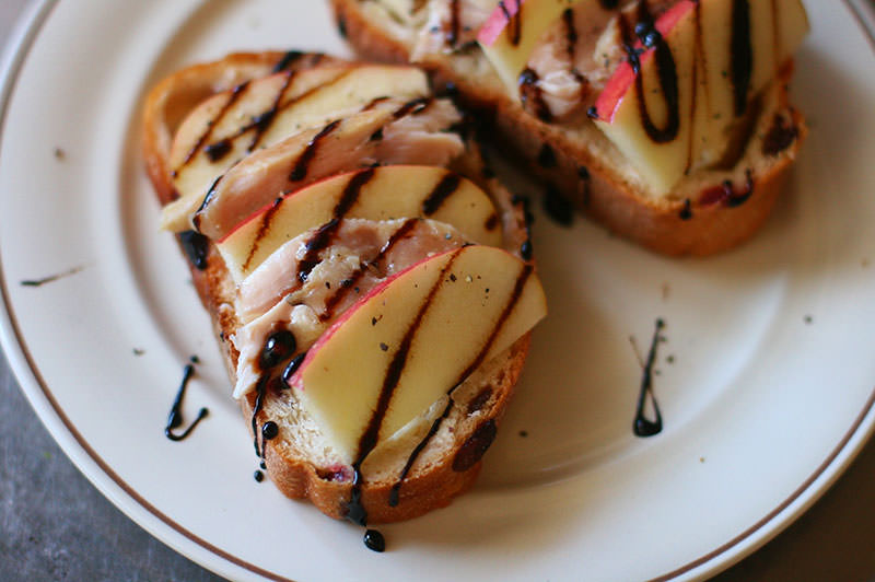 鶏のコンフィでオープンサンド