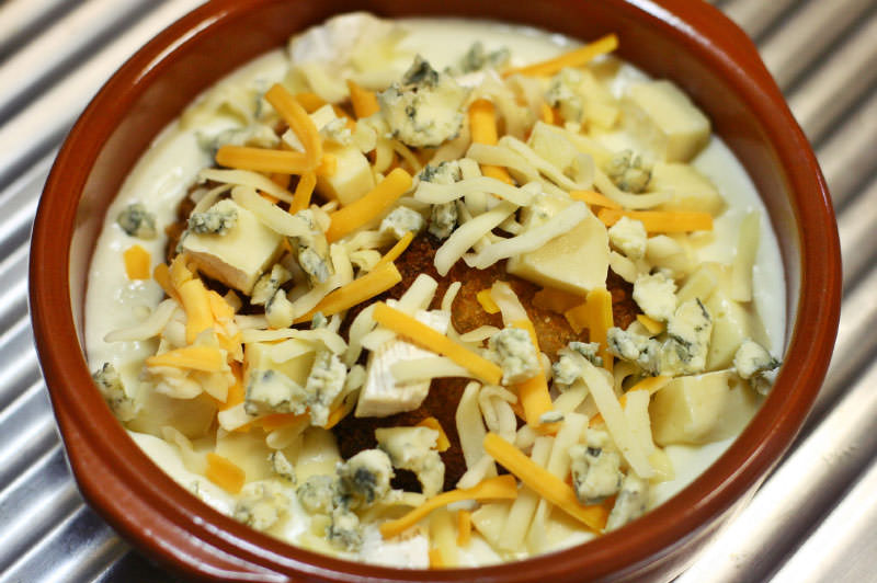 ３種のチーズとコロッケのクリーミーグラタン