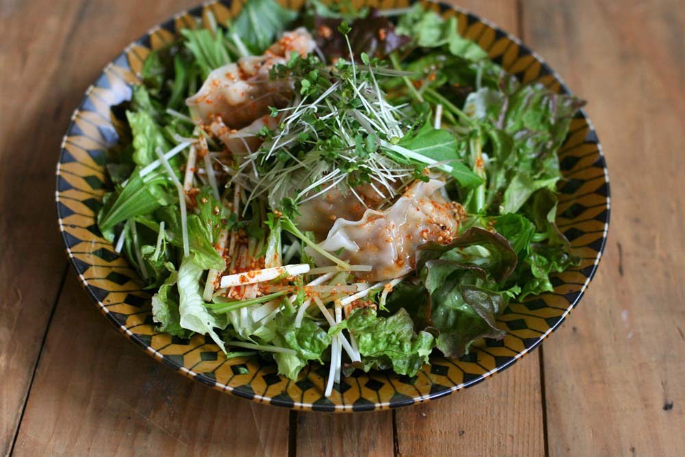 牛タン餃子のピリ辛サラダ仕立て