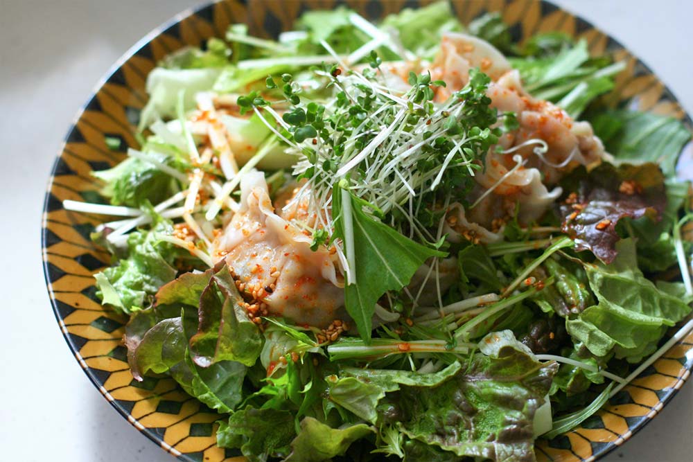 牛タン餃子のピリ辛サラダ仕立て