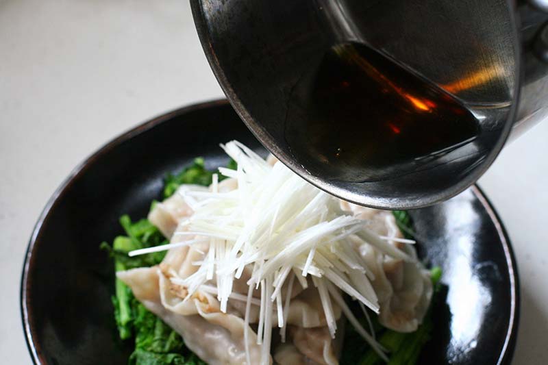 熱々ごま油が決め手！香味水餃子