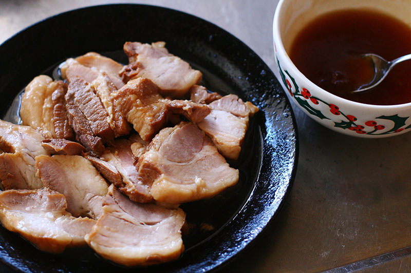 生姜香る、豚の角煮丼