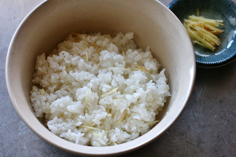 生姜香る、豚の角煮丼