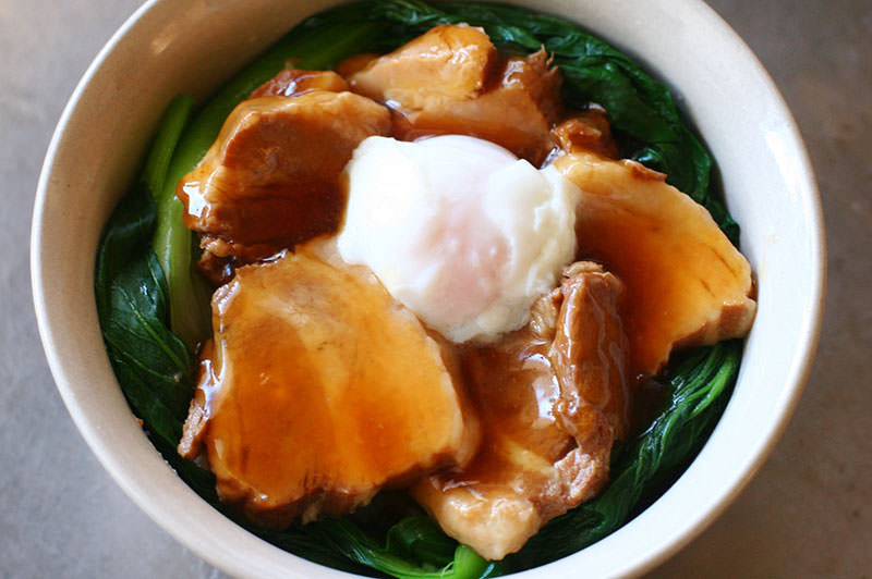 生姜香る、豚の角煮丼