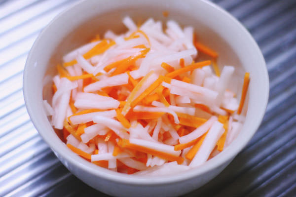 野菜たっぷり、牛肉のバインミー