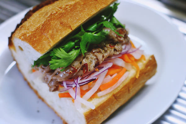野菜たっぷり、牛肉のバインミー