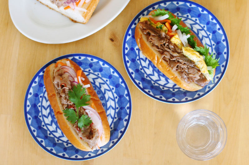 野菜たっぷり、牛肉のバインミー