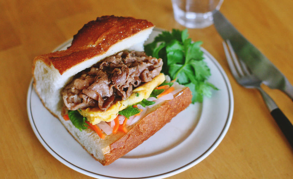 オイスターソースが味の決め手、こってり牛肉のバインミー