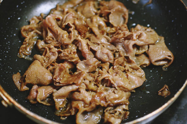 オイスターソースが味の決め手、こってり牛肉のバインミー