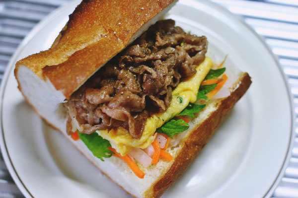 オイスターソースが味の決め手、こってり牛肉のバインミー