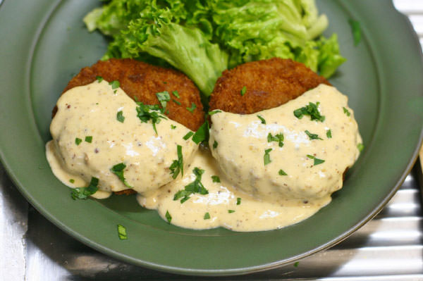 マスタードクリームソースのメンチカツ