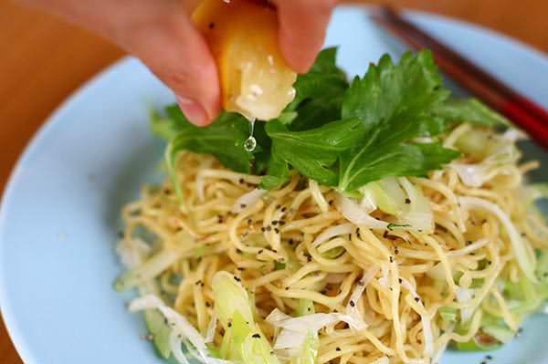 牛脂と香味野菜の塩焼きそば