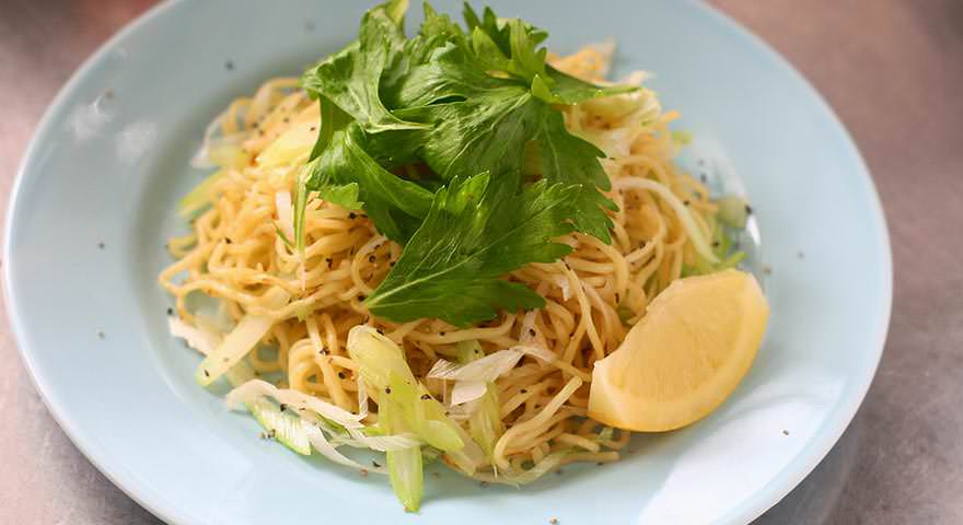 牛脂と香味野菜の塩焼きそば