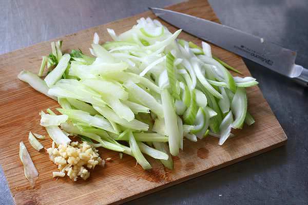 牛脂と香味野菜の塩焼きそば