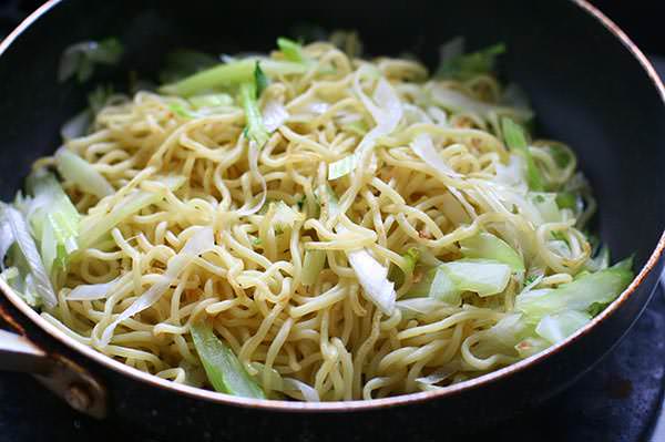 牛脂と香味野菜の塩焼きそば