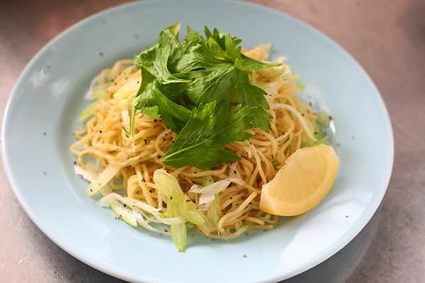 牛脂と香味野菜の塩焼きそば