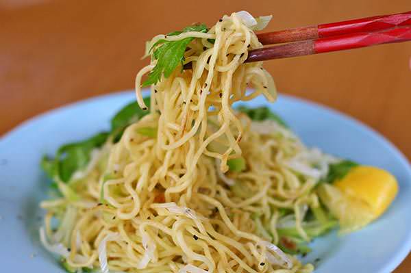 牛脂と香味野菜の塩焼きそば