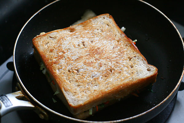 牛脂で香ばしい　ホットサンド